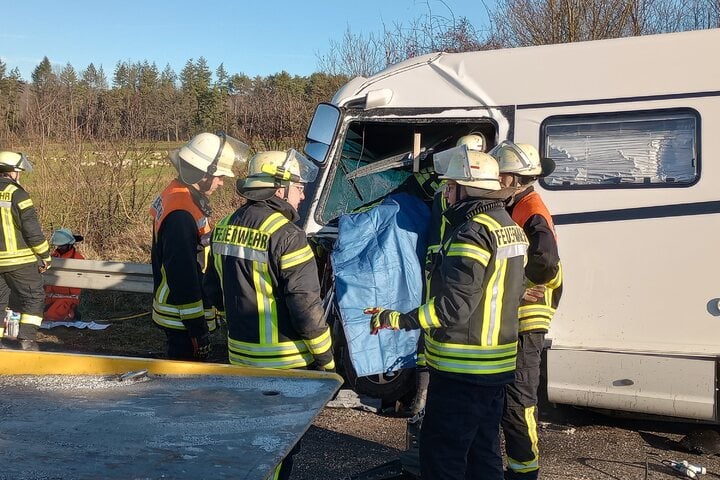 Schwerer Unfall Auf A3: Mehrere Fahrzeugen Krachen Zusammen, Strecke ...