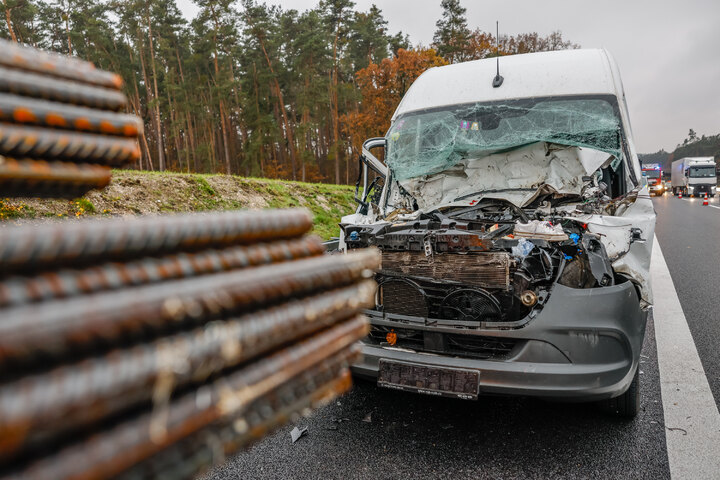 Unfall Auf A6 In Bayern Transporter Fährt Auf Lastwagen Auf Eisenstangen Durchbohren 4449