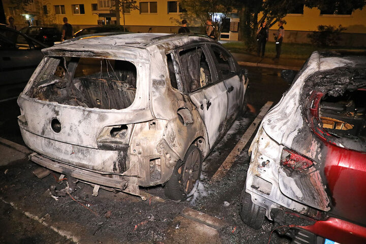 Dresden Autos Brennen Lichterloh Polizei Sucht Nach Brandstiftern dresden-autos-brennen-lichterloh-polizei-sucht-nach-brandstiftern