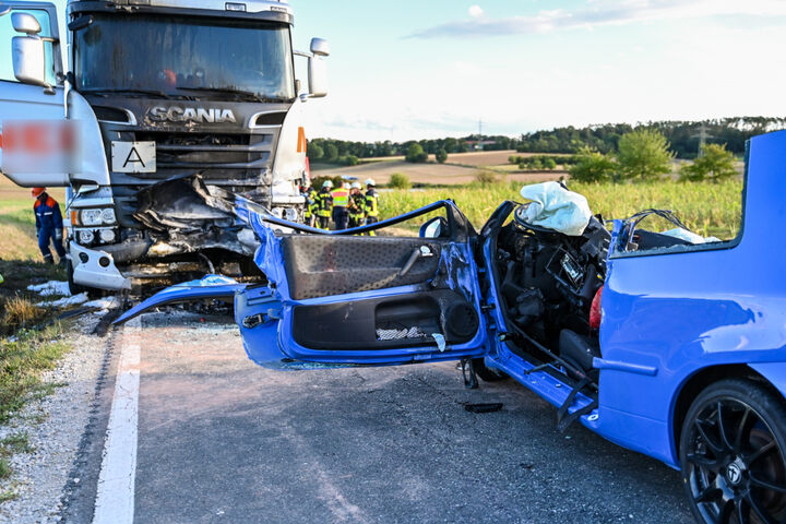 Tödlicher Unfall In Bayern: Junger Mann Kracht Mit VW Lupo Frontal In ...