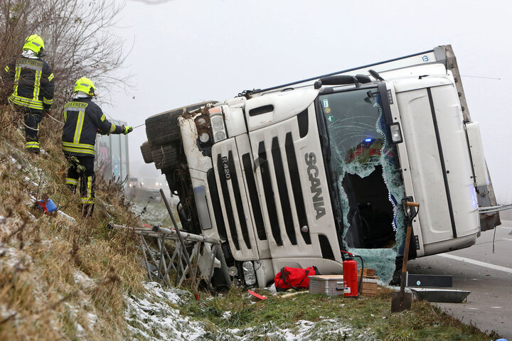 Schwerer Unfall Auf Der A4: Lkw Kippt Um, Fahrer Bewusstlos