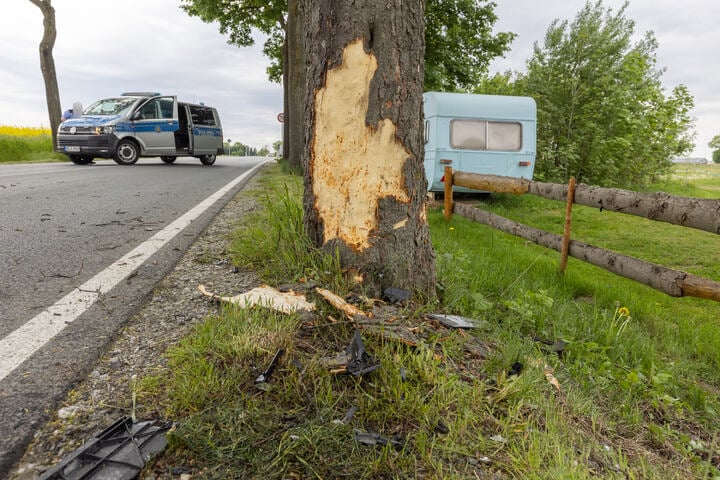 Schwerer Unfall Im Erzgebirge: Skoda-Fahrerin Rast Gegen Baum, Landet ...