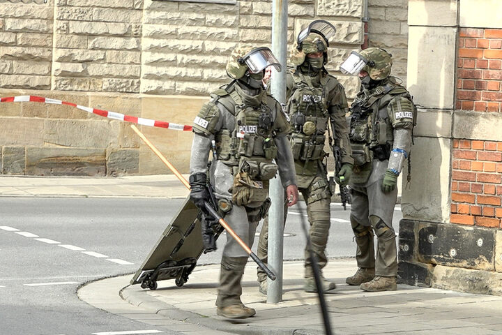 München: SEK-Einsatz In Bamberg - Mann Verschanzt Sich Mit Messer In ...