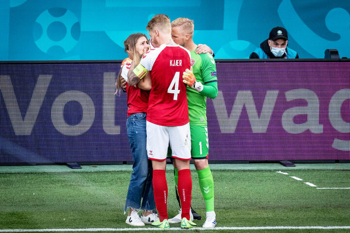 Starker Zusammenhalt beim EM-Spiel: Dänische Kicker ...