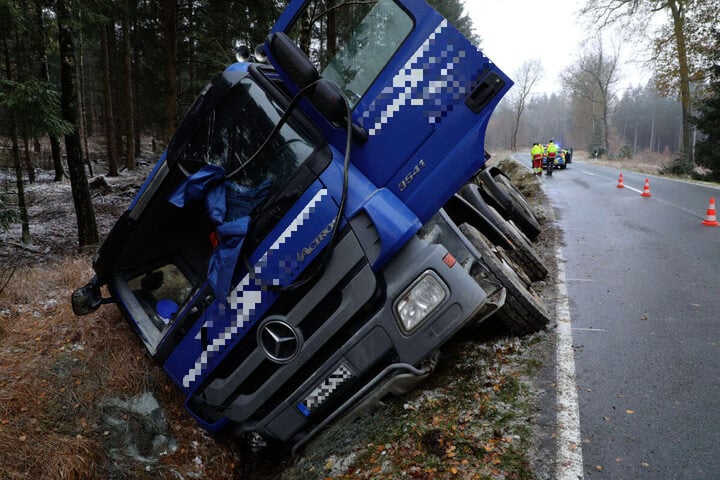 Glätte-Unfall Im Tharandter Wald: Lastwagenfahrer Verliert Kontrolle ...