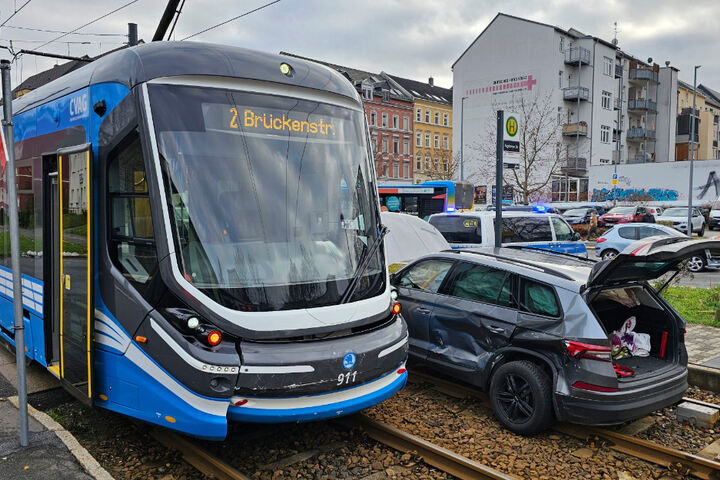 Chemnitz: Straßenbahn Kracht In Skoda