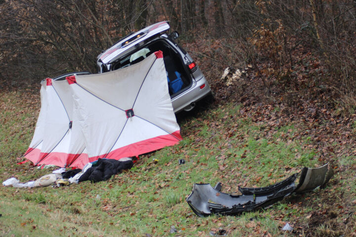 Auto Mit Drei Kindern An Bord Prallt Auf Lkw - Mehrere Schwerverletzte ...