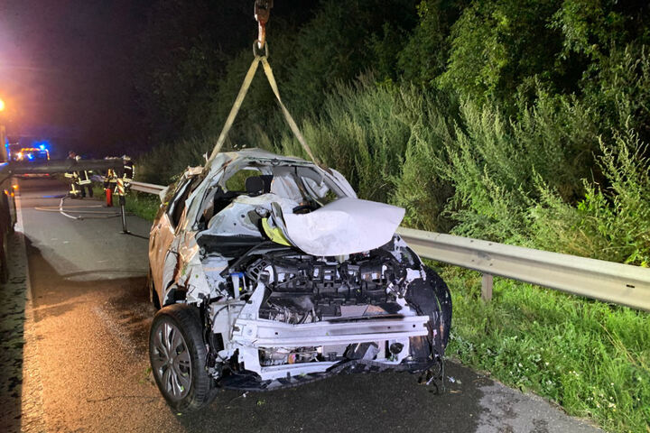 Heftiger Unfall Auf Der A2: Toyota überschlägt Sich, Drei Menschen ...