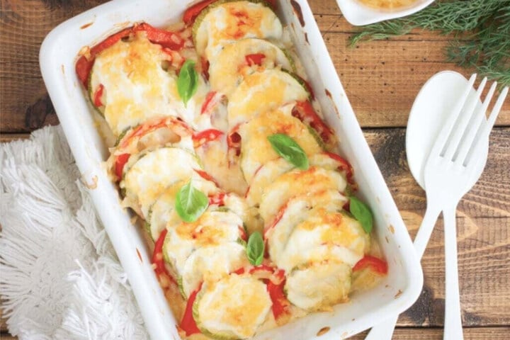Zucchini-Tomaten-Auflauf mit Mozzarella: Leichtes Rezept