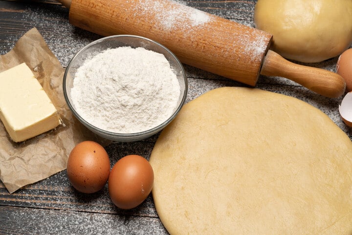 Omas Geheimrezept: Der beste Mürbeteig für Tortenboden, Kekse &amp; Quiche