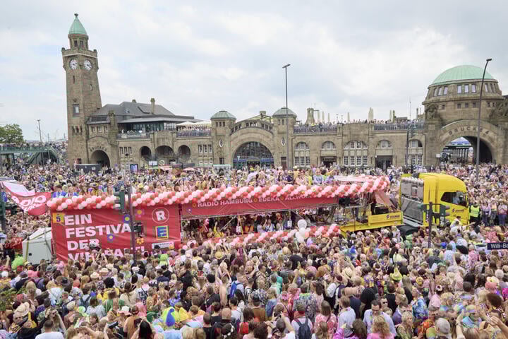  Hunderttausende ziehen beim Schlagermove durch Hamburg Motiv 