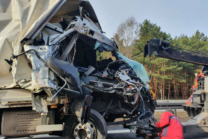 Unfall A: Laster Kracht In Schilderwagen - Fahrer Schwer Verletzt