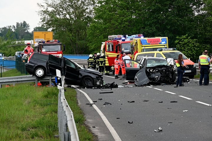 Tödlicher Unfall In Mittelsachsen: Autos Krachen Auf B175 Zwischen ...