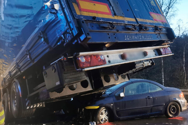 Schwerer Unfall Auf A3: Auto Gerät Unter Sattelauflieger, Verkehrs ...