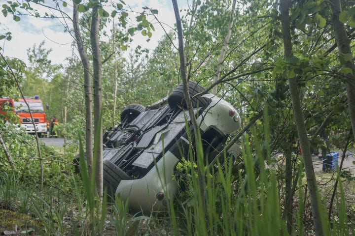 Unfall Bei Drebkau: Oldtimer überschlägt Sich Mehrfach - Zwei ...