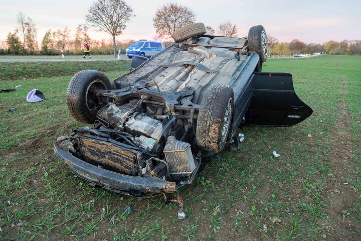 VW überschlägt Sich: Bundesstraße Nach Unfall Voll Gesperrt