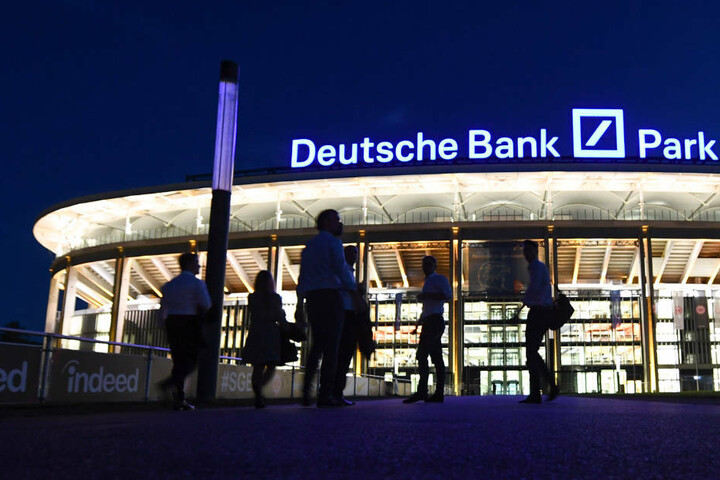 Neuer Schriftzug am Stadion von Eintracht Frankfurt ...