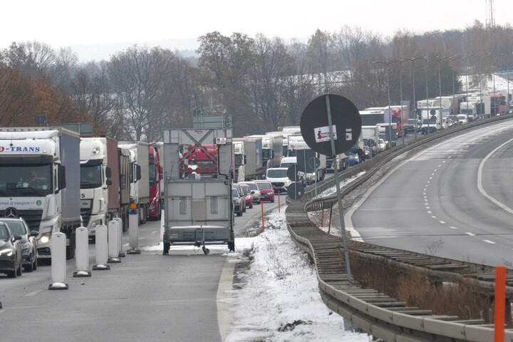 Großeinsatz An A4-Grenzübergang Bei Görlitz: Polizei Findet ...