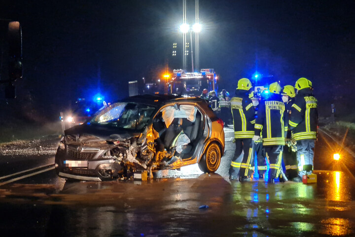 Schwerer Frontalcrash Auf Bundesstraße Verursacht Vollsperrung