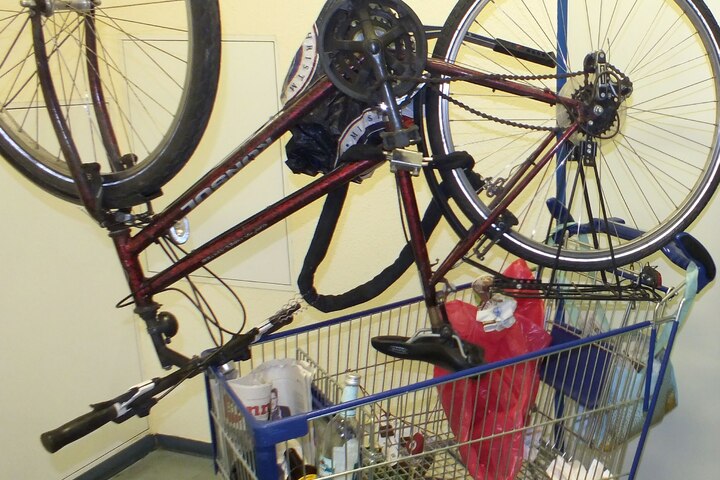 ein altes fahrrad mit rostfarbe besprühen