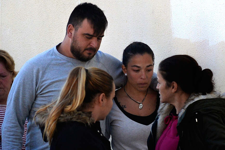 Jose Rosello (l.) und Victoria Garcia trauern auf dem Friedhof von El Palo.
