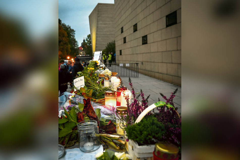 Mit Blumen und Kerzen wurde der Opfer von Halle gedacht.