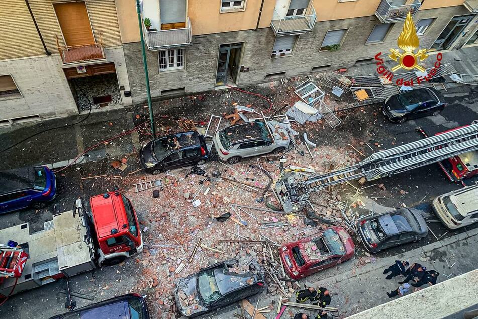 Ein Bild der Verwüstung nach der Explosion. Auch zahlreiche umstehende Autos wurden beschädigt.