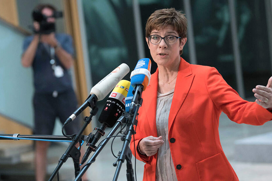 Annegret Kramp-Karrenbauer sei regelrecht froh, dass Maaßen nicht mehr Verfassungsschutz-Chef ist.