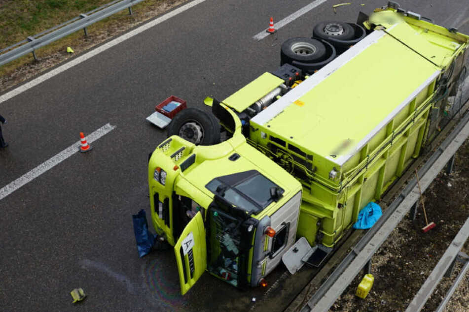 Der Lastwagen liegt quer auf der Straße.