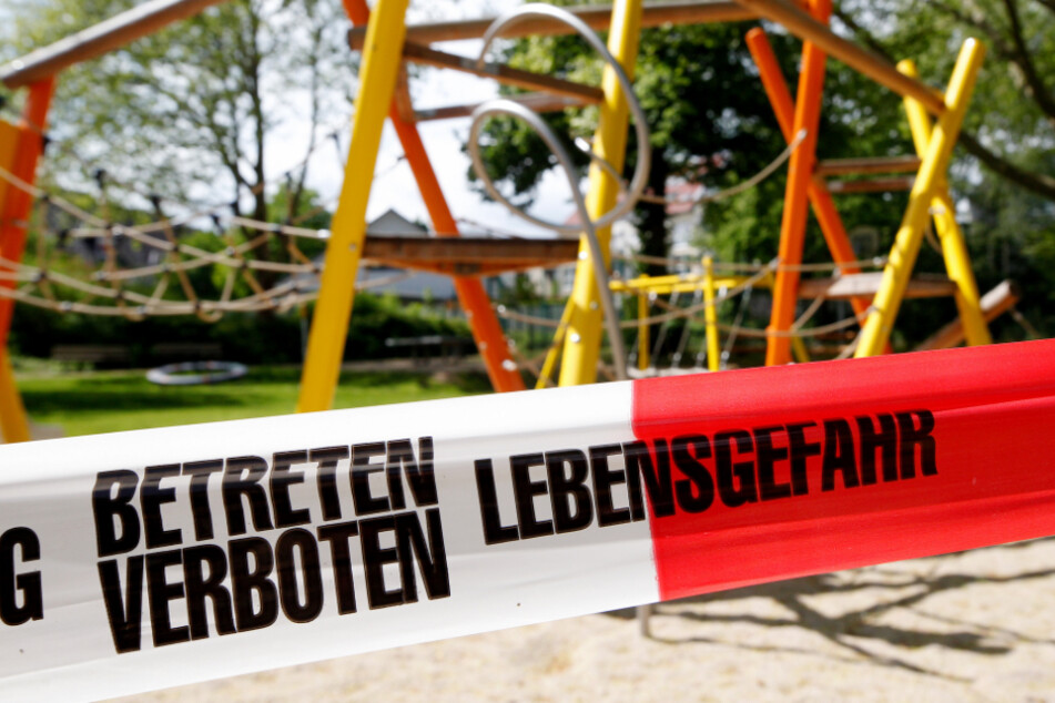 Ein gesperrter Spielplatz. Dieses Bild soll offenbar bald der Vergangenheit angehören.