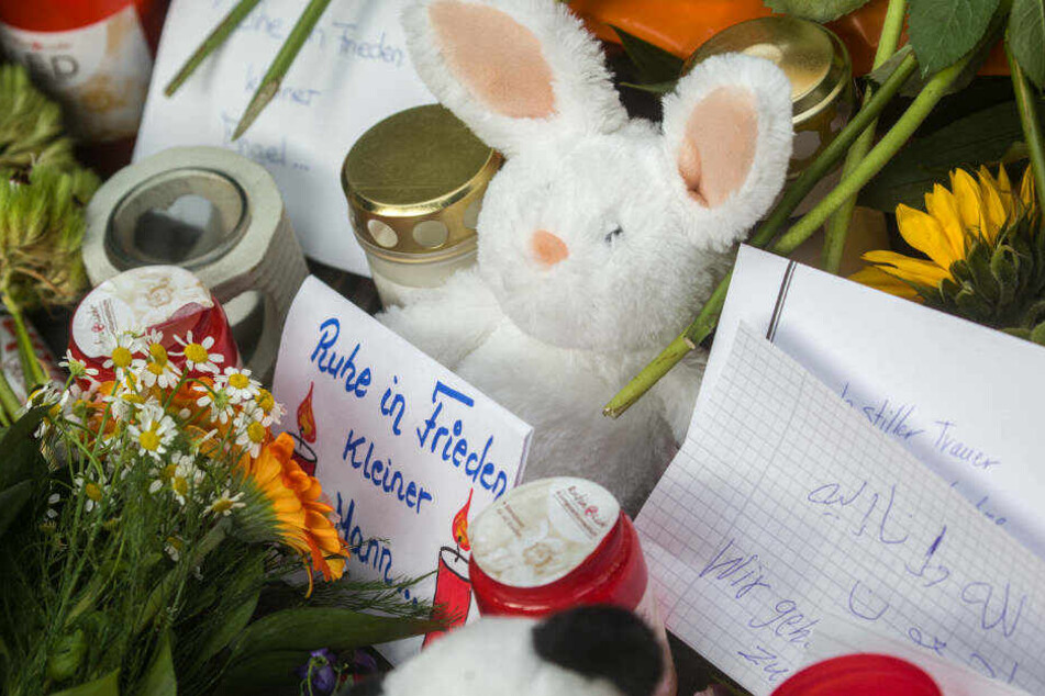 Mit Blumen, Kuscheltieren und Kerzen zeigen die Menschen am Bahnhof ihre Trauer.