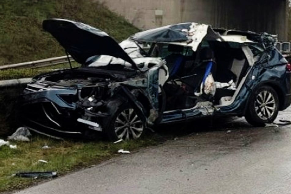 Unfall A61: VW Tiguan kracht an Stauende in Lkw: Fahrer in Lebensgefahr!