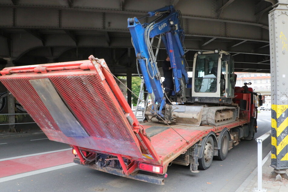 Chemnitz: Laster bleibt mit Bagger an Brücke hängen
