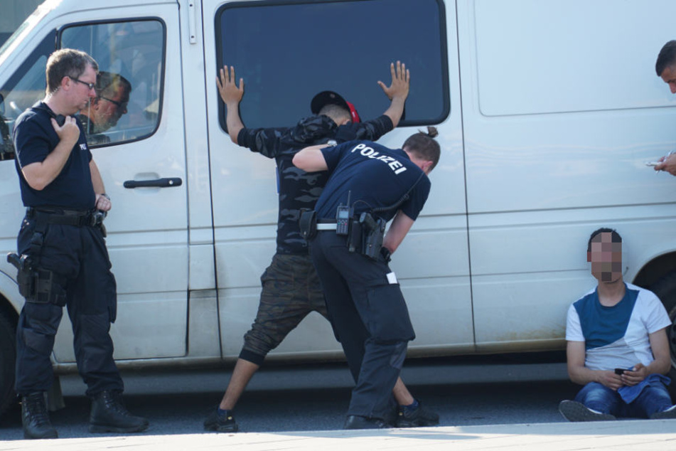 Die Polizei nahm einige Personen bei ihren Kontrollen fest. (Archivbild)