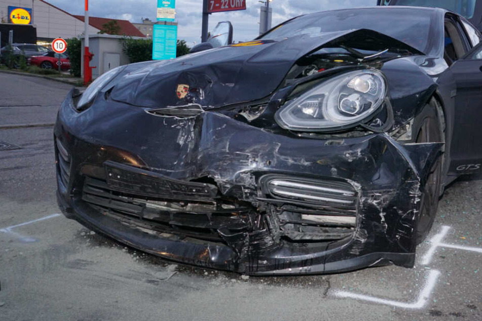 Der Porsche hat einen heftigen Schaden erlitten.
