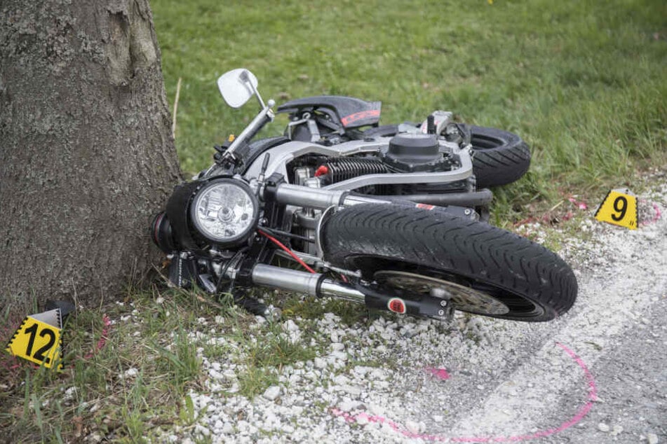 Der Motorradfahrer erlag noch am Unfallort seinen schweren Verletzungen.