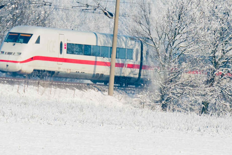 Die Deutsche Bahn hat vor Zugausfällen aufgrund eines Wintereinbruchs gewarnt. (Symbolbild)