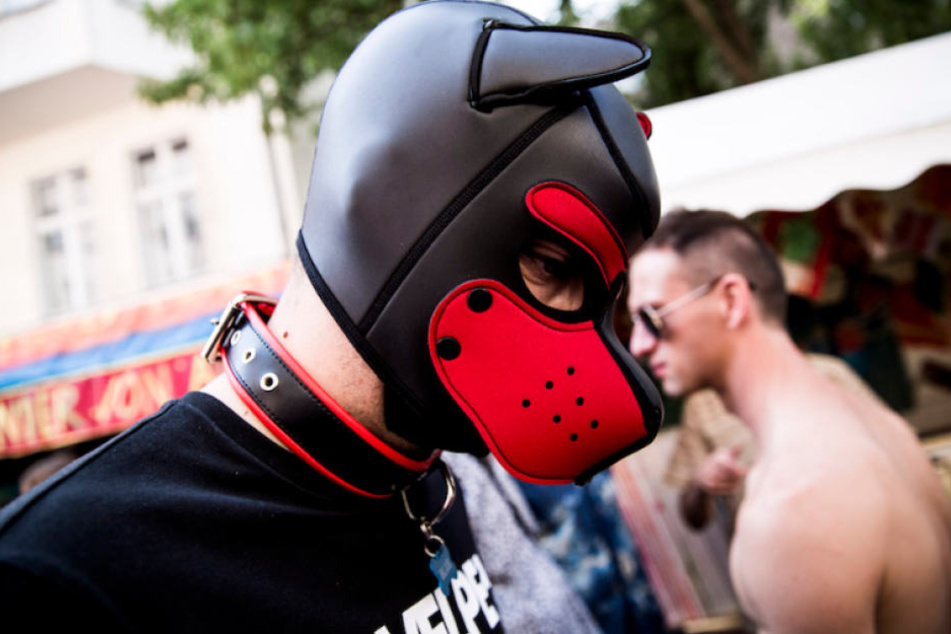 Viele Stadtfest-Besucher konnten ihren Fetisch öffentlich ausleben – so auch dieser "Welpe" mit Halsband und Hundemaske.