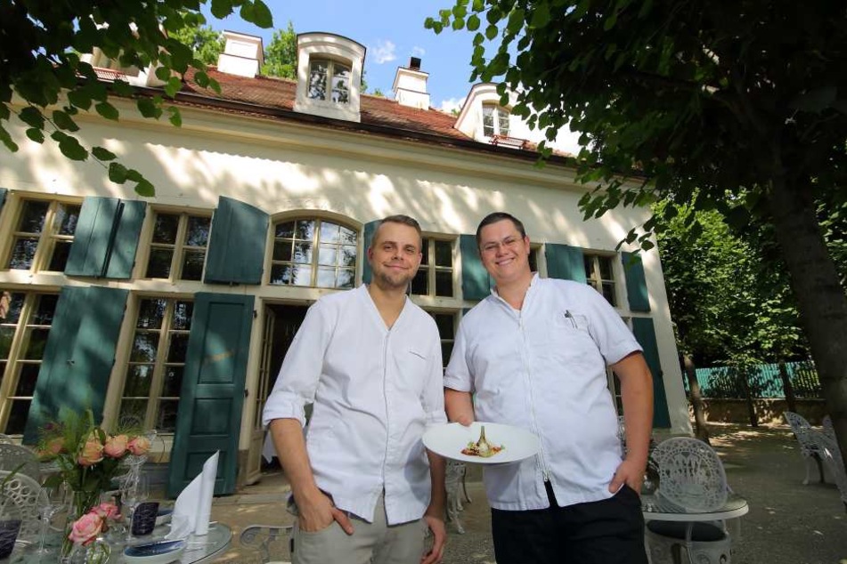 Die Chefköche Marcel Kube (29, r.) und Marcus Langer (32) laden zur
kulinarischen Landflucht in die Villa Sorgenfrei ein.