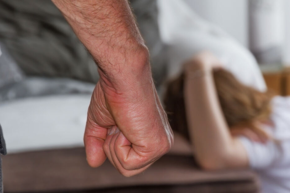 Der Mann schlug immer wieder auf seine Frau ein, warf sogar Möbel. (Symbolbild)
