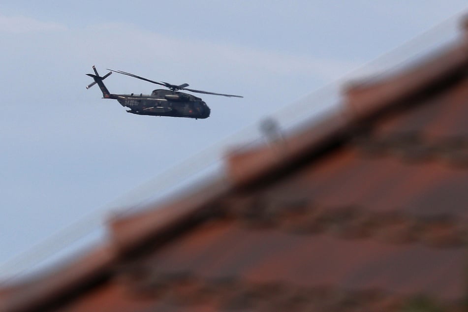Der Hubschrauber war ungewöhnlich tief über der Stadt unterwegs.