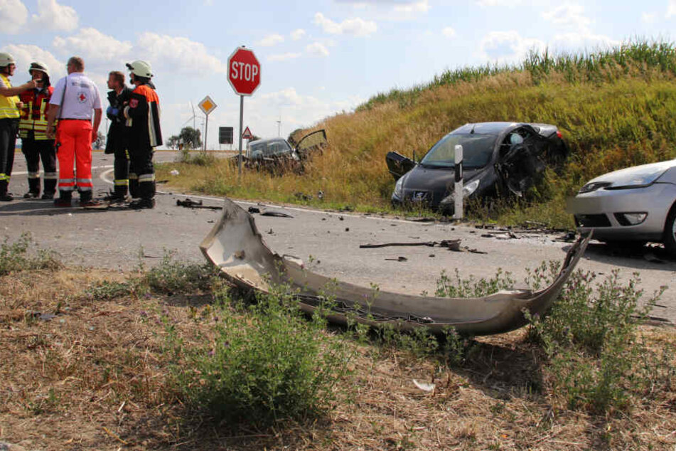 An dem Unfall an der Kreuzung waren mehrere Autos beteiligt.