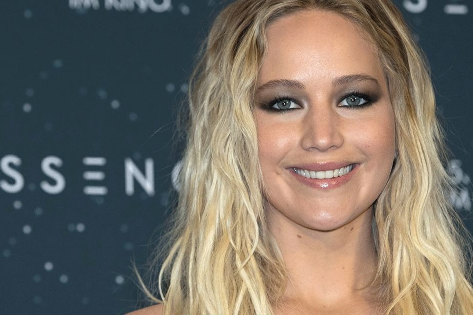 Trotz schlechter Erfahrungen mit Nacktbildern, zeigt sich Jennifer Lawrence unbekleidet in der Vogue.