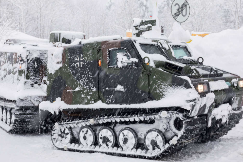 Manchmal kommt nur die Bundeswehr mit ihren Fahrzeugen noch gegen die Schneemassen an.