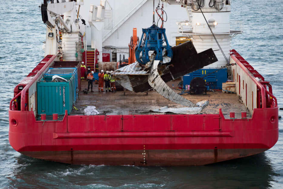 Das Bergungsschiff Geosund hebt vor der Nordwestküste der Niederlande einen Container vom Meeresboden.