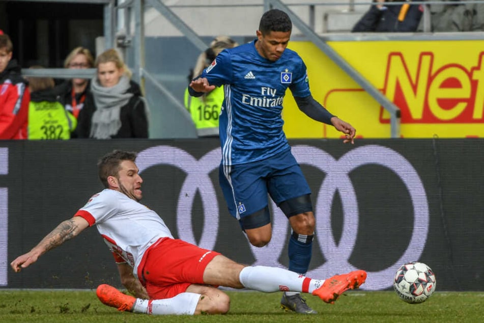 Douglas Santos wird fair von Marco Grüttner fair vom Ball getrennt.