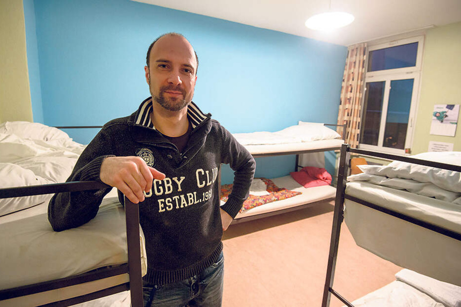 Vize-Chef Marcus Nieher (38) in einem Schlafraum für Wohnungslose.