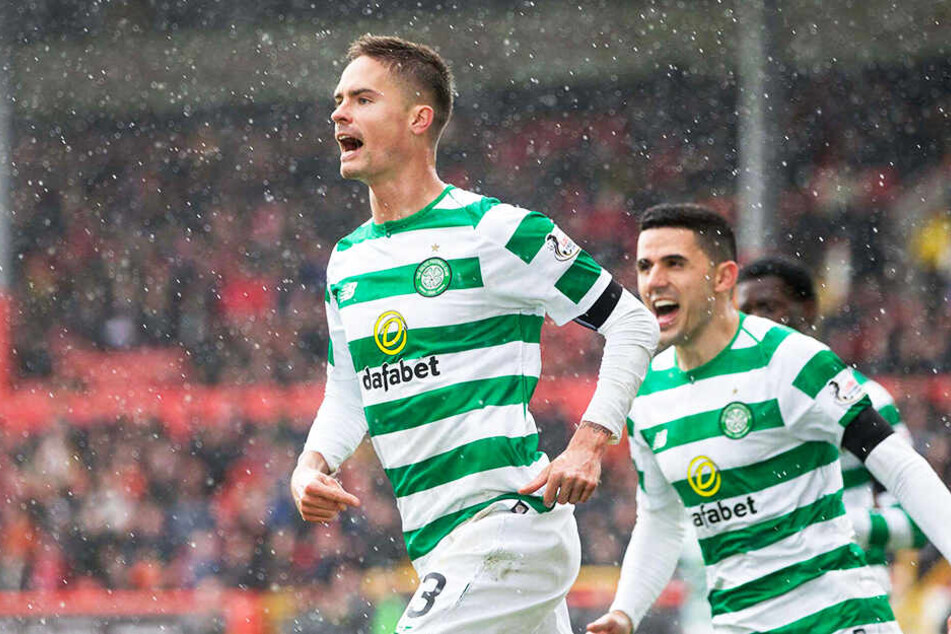 Celtics Mikael Lustig (l.) bejubelt sein Tor zum 1:0 mit Teamkollege Tom Rogic.