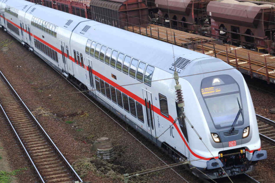 Als der 73-jährige Mann mit seinem Auto auf den Gleisen stehen blieb, kam ein Intercity angefahren. (Symbolbild)