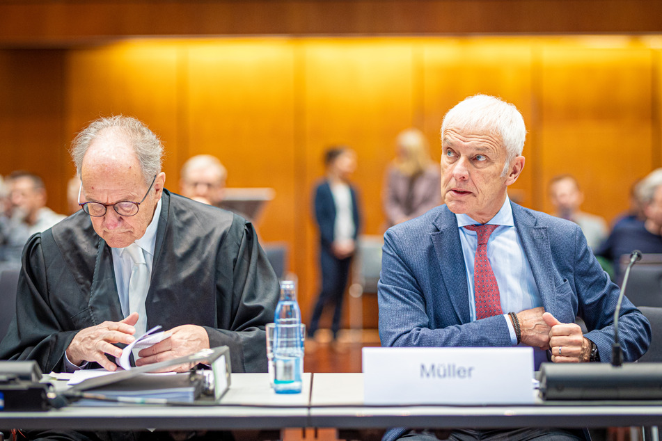 Matthias Müller (r.), ehemaliger Vorstandsvorsitzender der Volkswagen AG im Oberlandesgericht Braunschweig.